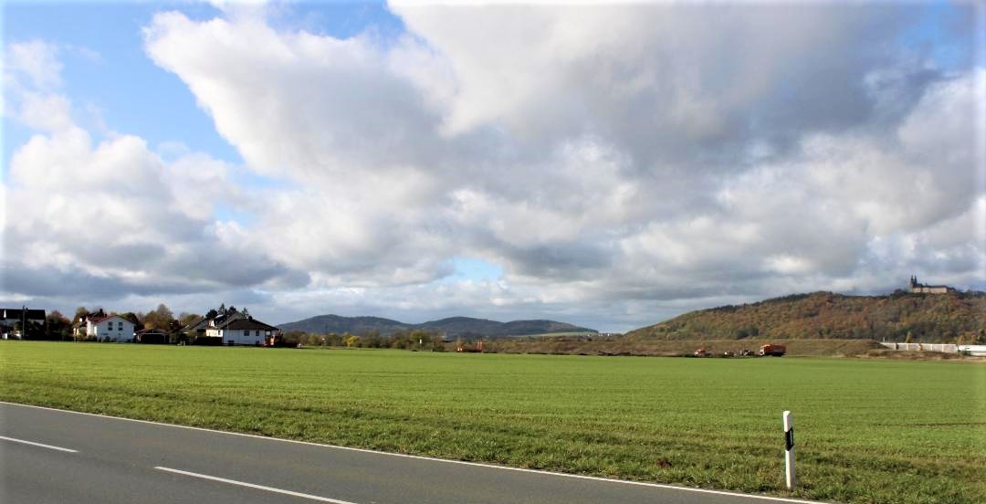 Blick von Lichtenfels kommend auf Grundfeld. 
Die gesamten fruchtbaren Äcker 
 würden für ein 
Gewerbegebiet versiegelt werden. Rechts oben Kloster Banz. Vierzehnheiligen liegt links außerhalb des Bildes.