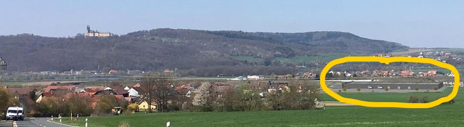 Blick bergabwärts von Vierzehnheiligen kommend, Blick auf Grundfeld. Links oben Kloster Banz. Planung Halle A  Quelle: Struktur Design